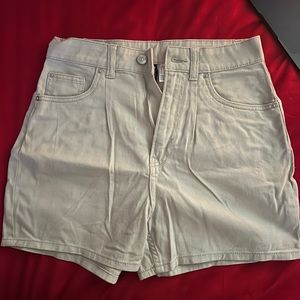 Cream High rise shorts